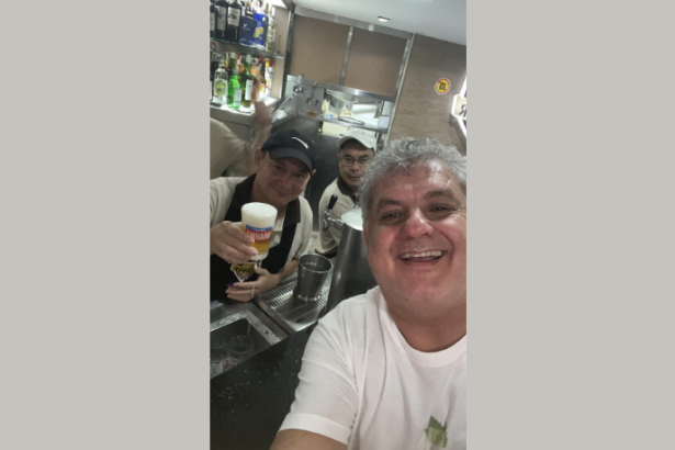 O Rio de Janeiro além do cartão-postal revela bares tradicionais, Carnaval vibrante e cultura carioca intensa, comenta Leonardo Rocha de Almeida Abreu.