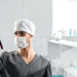 Dr. Haeckel Cabral explica a importância dos exames pré-operatórios.