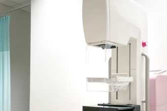 Para Vinicius Tadeu Sattin Rodrigues, saber exatamente o que levar no dia da mamografia é fundamental para garantir um processo ágil, seguro e tecnicamente impecável.