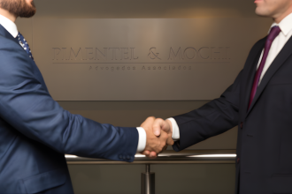 A recuperação judicial pode impactar fornecedores e contratos vigentes, como analisa Rodrigo Gonçalves Pimentel.