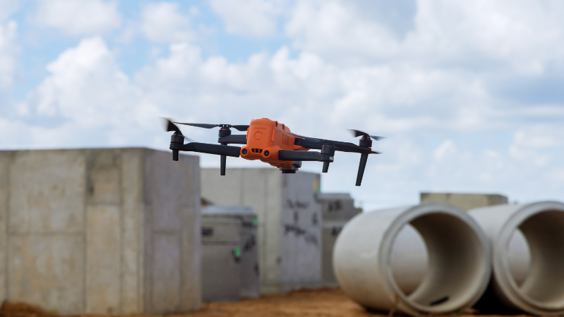 Drones aplicados às faixas de dutos ampliam a eficiência e reduzem riscos na inspeção. Paulo Roberto Gomes Fernandes analisa essa inovação no setor.