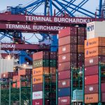 Guindastes movimentam contêineres no terminal portuário de Burchardkai, em Hamburgo, na Alemanha.