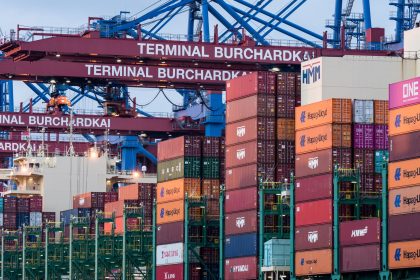 Guindastes movimentam contêineres no terminal portuário de Burchardkai, em Hamburgo, na Alemanha.