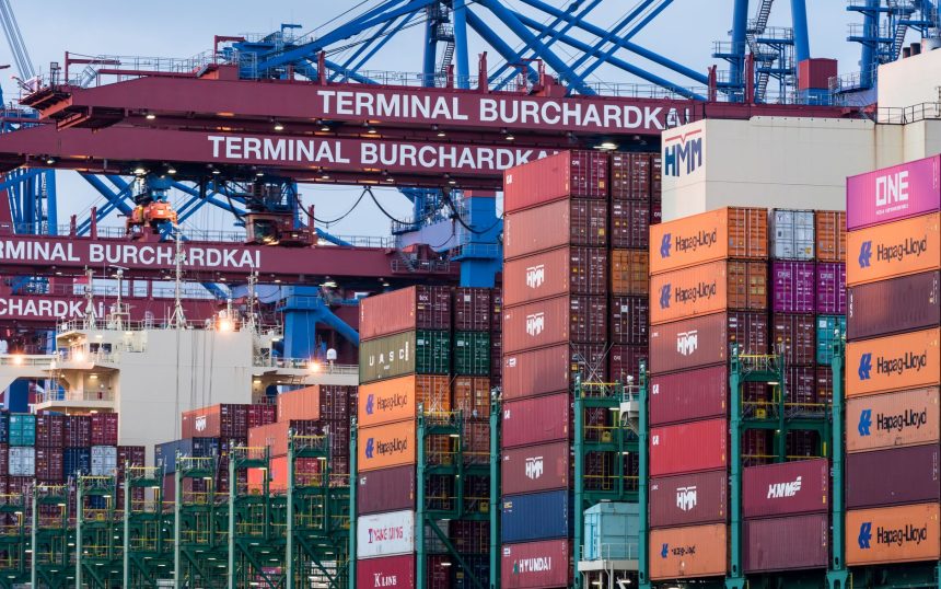 Guindastes movimentam contêineres no terminal portuário de Burchardkai, em Hamburgo, na Alemanha.