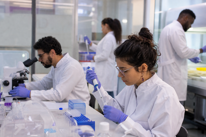 Pesquisadores trabalham em laboratório brasileiro dedicado ao desenvolvimento de vacinas de RNA mensageiro