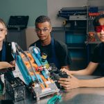Estudantes trabalham juntos em um projeto de robótica em um laboratório de tecnologia.