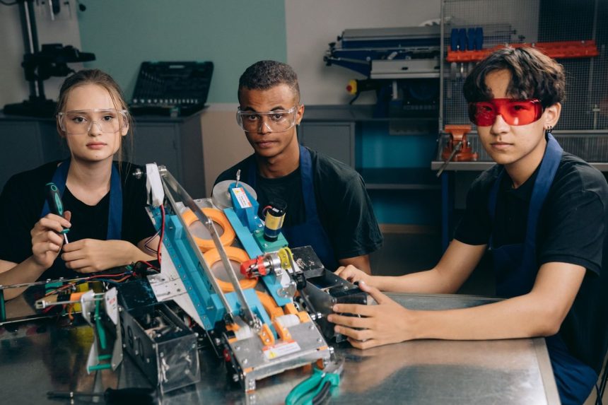 Estudantes trabalham juntos em um projeto de robótica em um laboratório de tecnologia.